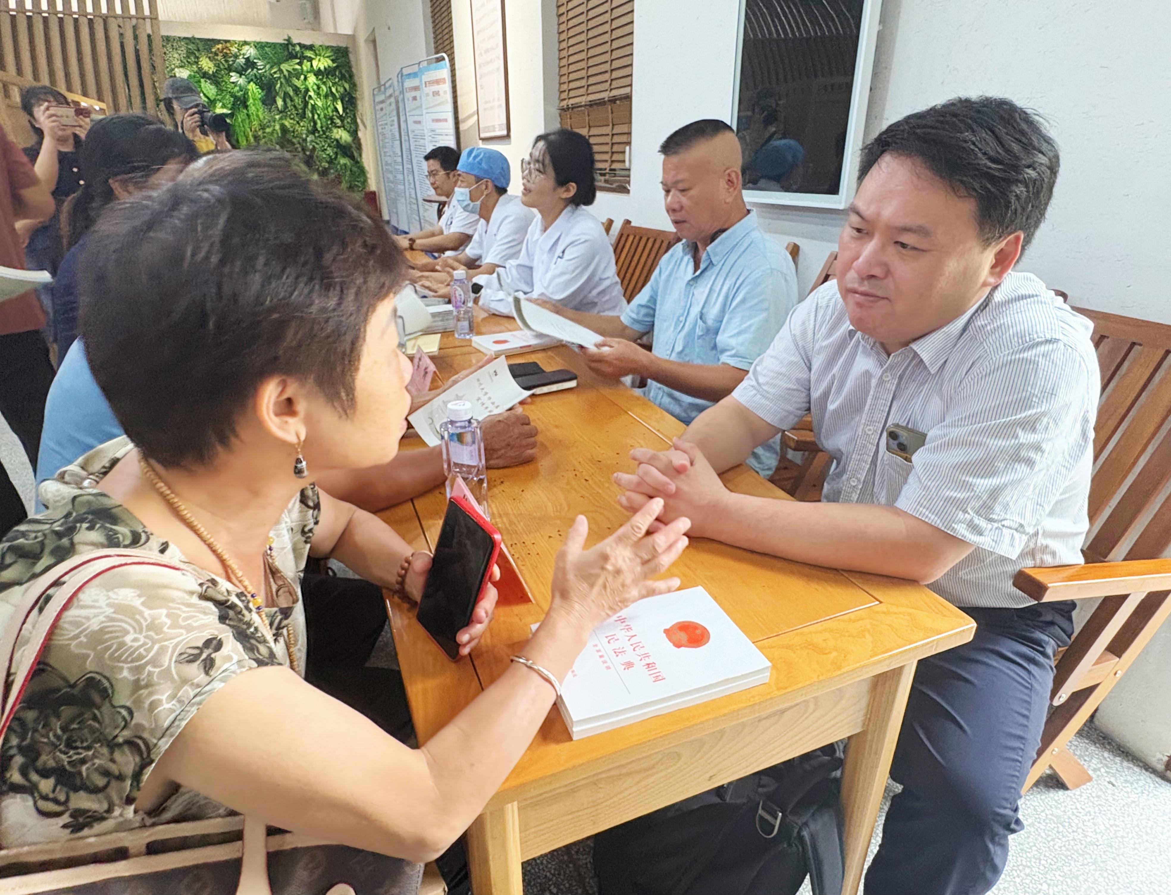 2025年8月16日，“僑法護(hù)航健康行，情暖竹壩僑家園”活動中開展義診和法律咨詢服務(wù)。廈門市僑聯(lián)供圖