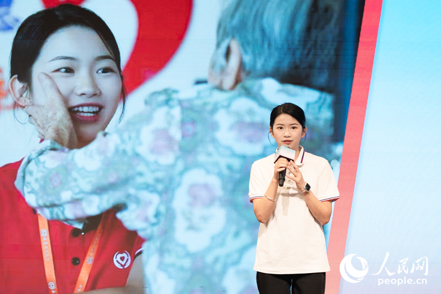 石獅市寶蓋鎮(zhèn)禾康長者照護中心護理部主任劉舒景。實習(xí)生 鄭舒塵攝