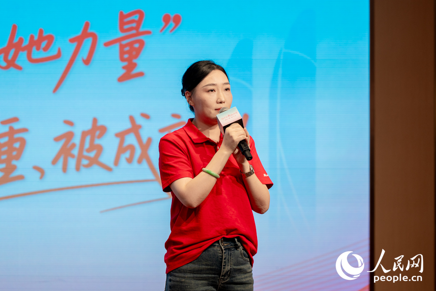 福州京邦達供應(yīng)鏈科技有限公司公共事務(wù)總監(jiān)、福州市快遞行業(yè)婦聯(lián)副主席邱蓉。實習(xí)生 鄭舒塵攝