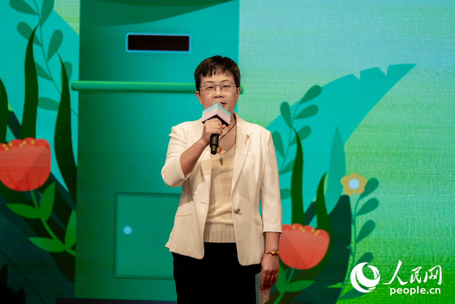 福州市郵政管理局黨組成員、副局長齊艷發(fā)布“福遞芳華”快遞行業(yè)婦女權(quán)益保障計劃。實習(xí)生 鄭舒塵攝