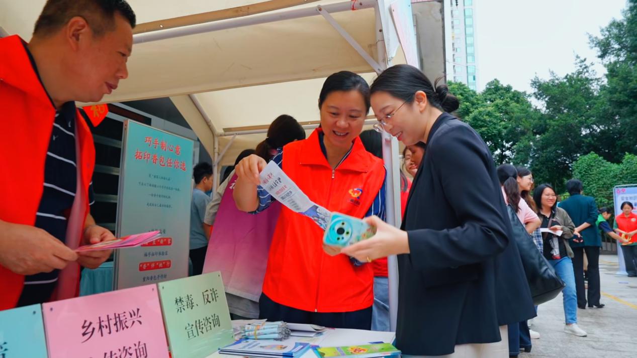 “暖‘新’集市”現(xiàn)場，涵蓋普法宣傳、健康義診、AI推廣、手工制作等特色服務(wù)。福建省婦聯(lián)供圖