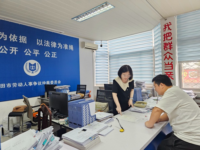 青年仲裁員為前來咨詢的群眾答疑釋惑。