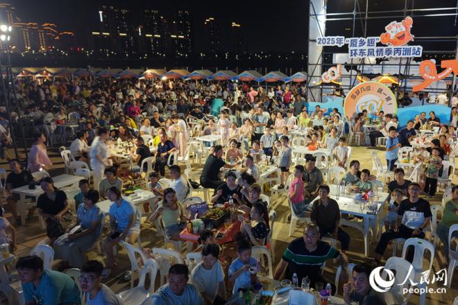 丙洲站現(xiàn)場，市民游客在舞臺下把酒言歡。人民網(wǎng)記者 陳博攝