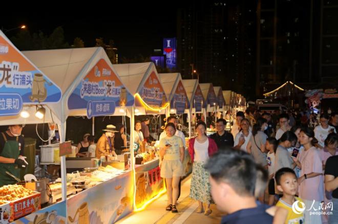 潘涂站美食市集，市民正在選購。人民網(wǎng)記者 陳博攝