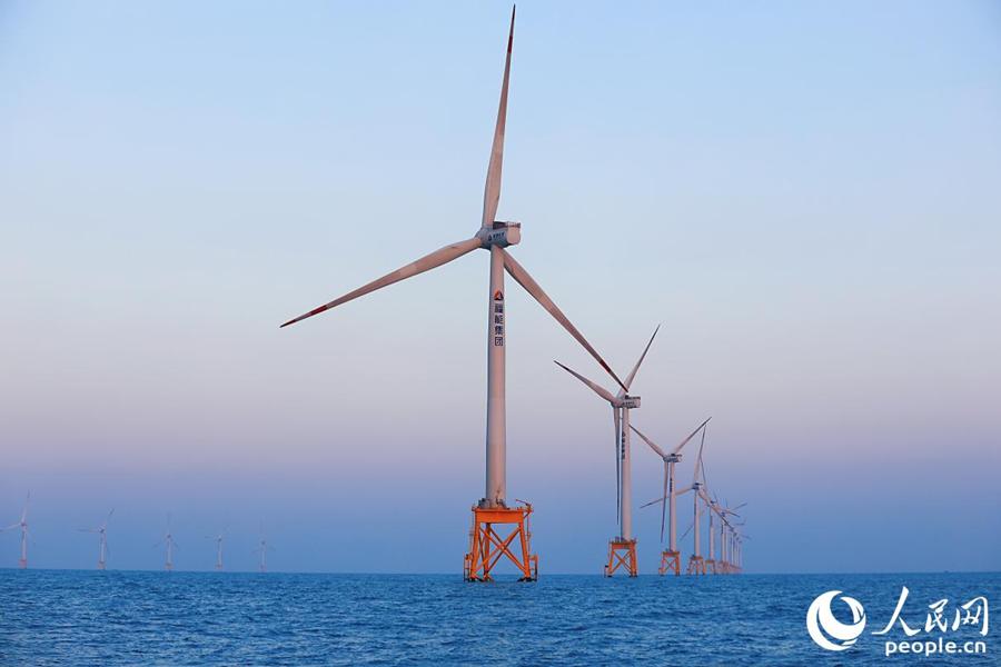福能海峽的“大風(fēng)車”矗立在福建長樂海域。人民網(wǎng)記者 李唯一攝