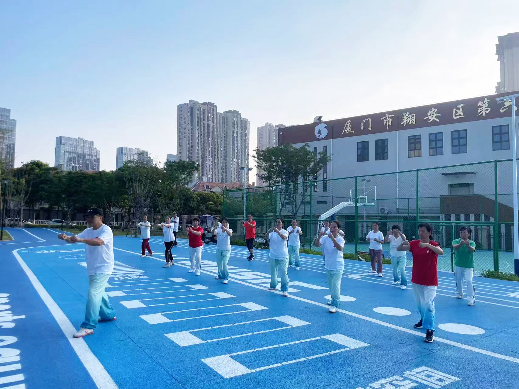 社區(qū)太極拳公益班老師帶領(lǐng)學(xué)員開展晨練活動