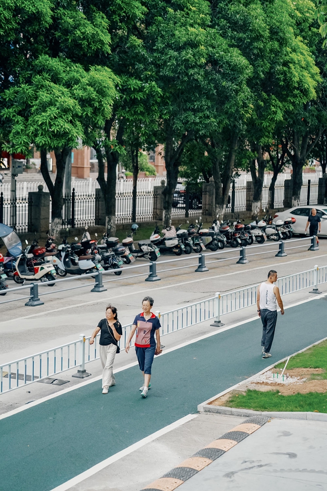 平整的路面，讓市民在運(yùn)動(dòng)過(guò)程中，感受到了便利與舒適。