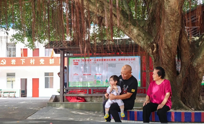 村民在樹(shù)下閑坐