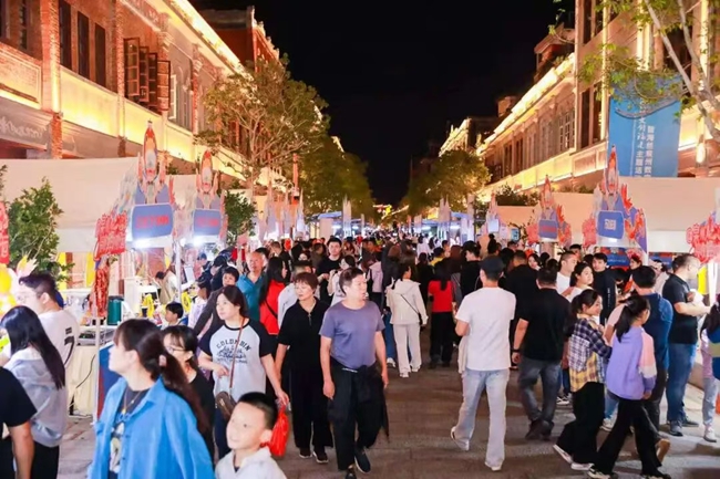 海絲泉州數(shù)字文創(chuàng)周活動(dòng)吸引了不少市民群眾參與