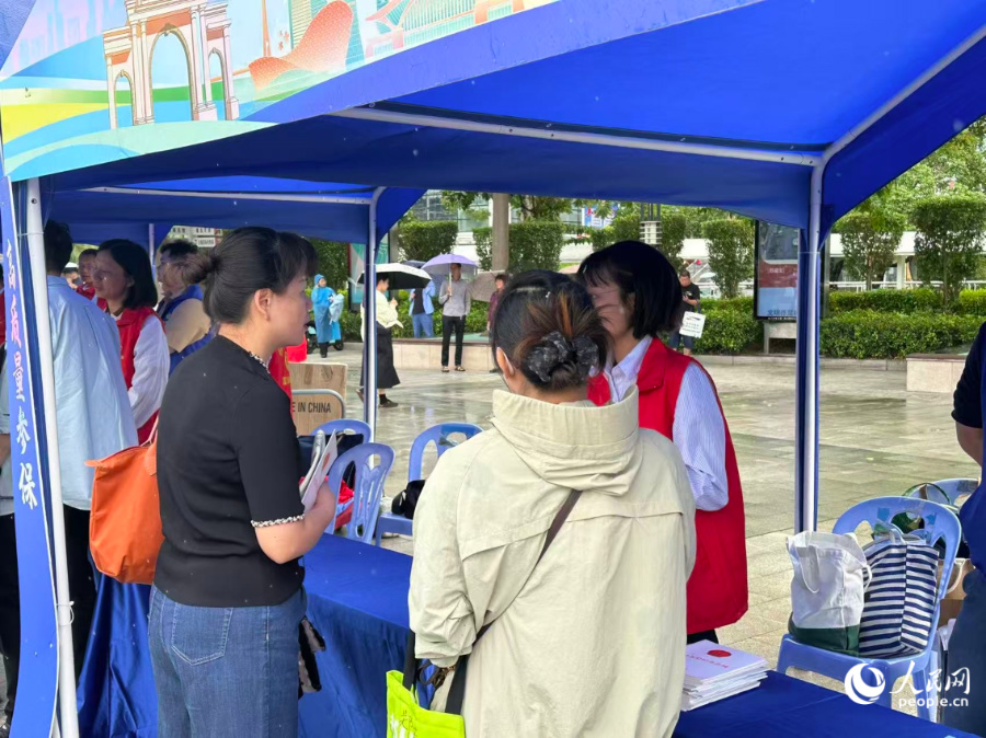 市民正在進行咨詢。人民網(wǎng)記者 張萌攝