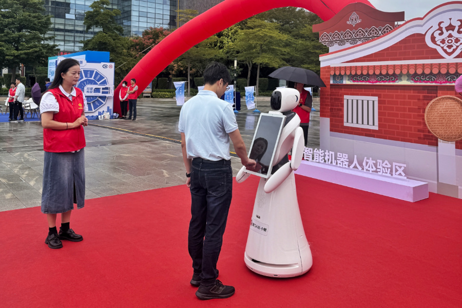 智慧社保體驗區(qū)，市民進行互動。廈門市人社局供圖