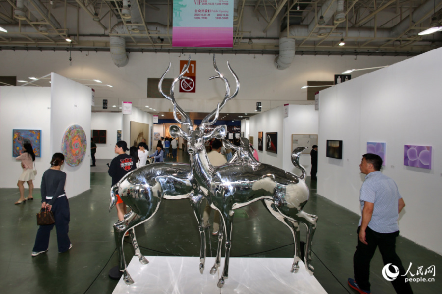 此次集中展出了近萬件涵蓋繪畫、雕塑、裝置、影像等多元媒介的現(xiàn)當(dāng)代藝術(shù)作品。人民網(wǎng)記者 陳博攝