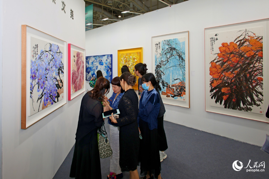 活動吸引了不少藝術(shù)愛好者前來觀展。人民網(wǎng)記者 陳博攝