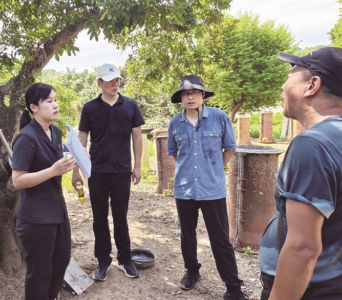 同安法院會同相關(guān)單位實(shí)地開展補(bǔ)植復(fù)綠踏勘驗(yàn)收。