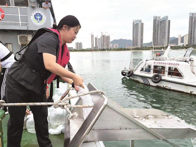 用生態(tài)修復(fù)保證金開展增殖放流活動，助力海洋生態(tài)修復(fù)。