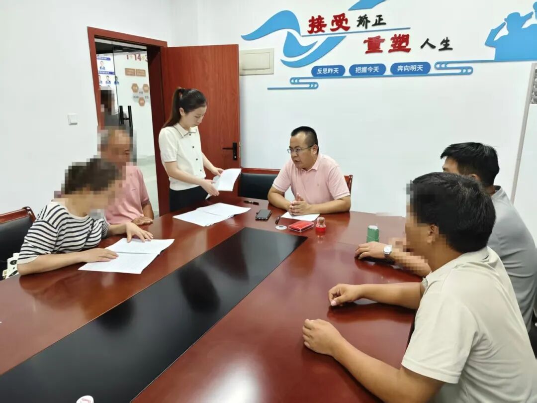 僑英司法所調(diào)解員正在調(diào)解一起亡人事故糾紛。