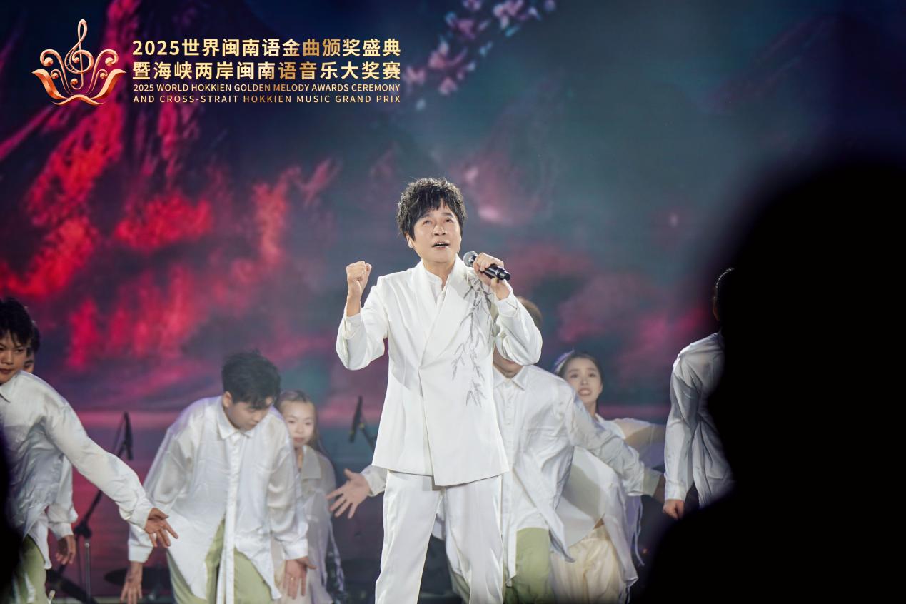 選手們深情演唱。