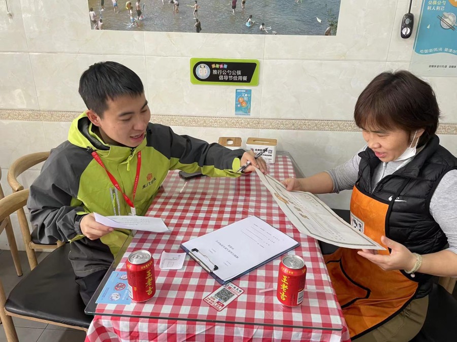 走進商戶宣傳規(guī)范排水知識等。思明排水公司供圖