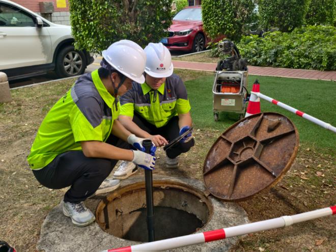 排查線路，解決隱患。思明排水公司供圖
