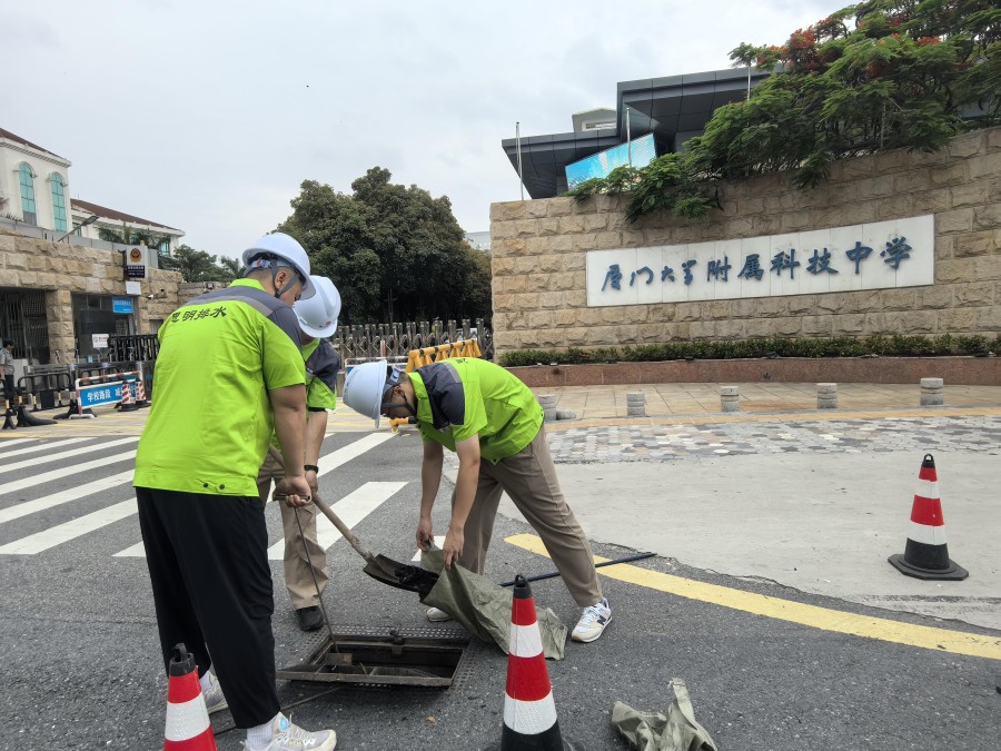 對易積水點及雨水箅逐一清疏。思明排水公司供圖
