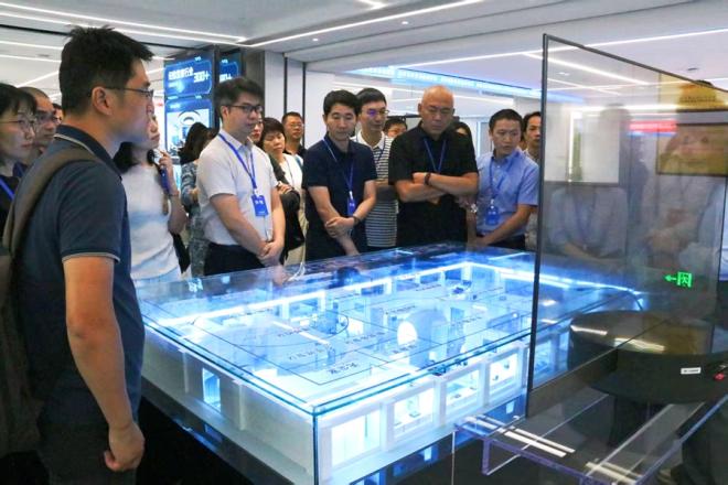 與會人士參觀國投智能展廳。廈門市工業(yè)和信息化局供圖