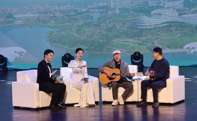 頒獎(jiǎng)現(xiàn)場，臺(tái)灣著名音樂人、《把根留住》詞作者黃慶元講述尋根故事。盧金福攝