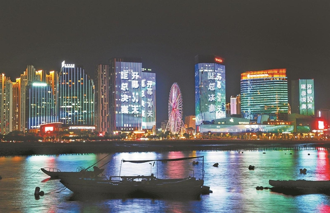 “博創(chuàng)賽燈光秀”主題活動通過前沿的光影技術，點亮泉州中心市區(qū)和晉江兩岸夜景，持續(xù)為大賽造勢。（融媒體記者吳宗寶 攝）