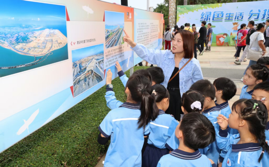 現(xiàn)場特設的“十四五”成就圖片展，系統(tǒng)回顧廈門五年來經(jīng)濟社會發(fā)展取得的輝煌成就。鄭曉東攝