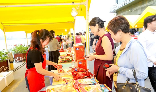 現(xiàn)場(chǎng)設(shè)置了近40個(gè)充滿“僑”味與“?！蔽兜氖屑瘮偽?。主辦方供圖