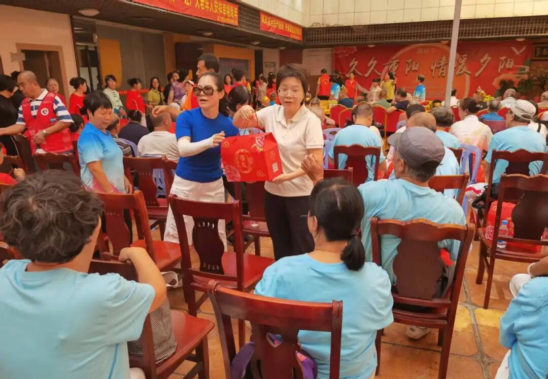 志愿者們?yōu)槔先怂蜕瞎?jié)日禮品