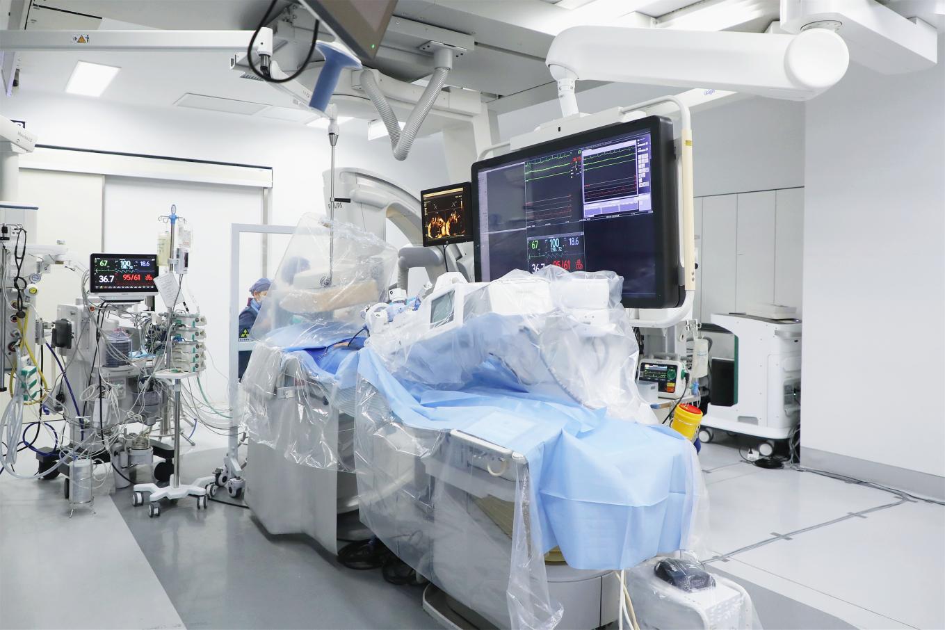 廈心導(dǎo)管室內(nèi)機(jī)器人精確完成二尖瓣修復(fù)手術(shù)。