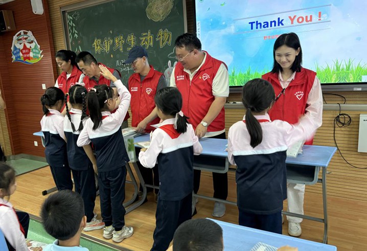 工作人員為孩子們發(fā)放宣傳小禮品。