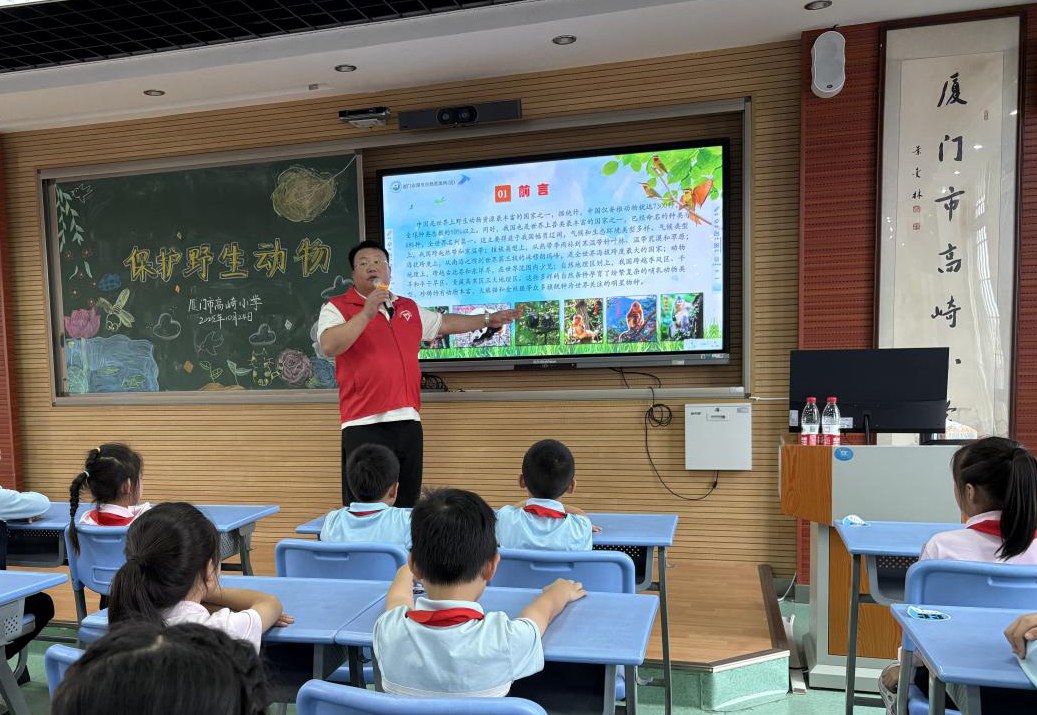 工作人員講解野生動(dòng)物知識(shí)。