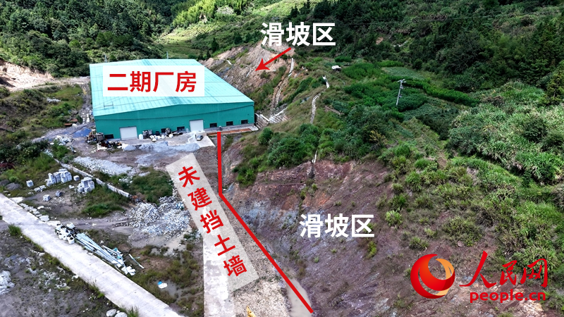 城坤公司二期廠房附近的山體滑坡區(qū)沒有修建擋土墻（攝于2025年9月25日）。人民網(wǎng)記者 李昌乾攝