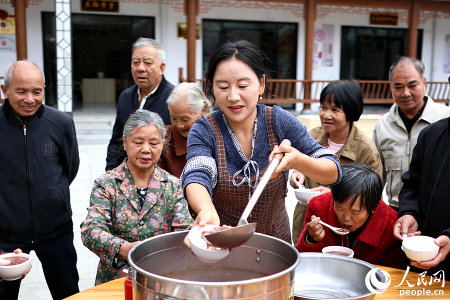 沈丹給老人們熬拗九粥。人民網(wǎng)記者 李昌乾攝