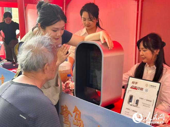 工作人員正在指導(dǎo)老年人通過AI問診系統(tǒng)獲取個(gè)性化養(yǎng)生茶飲推薦。人民網(wǎng)記者 張萌攝