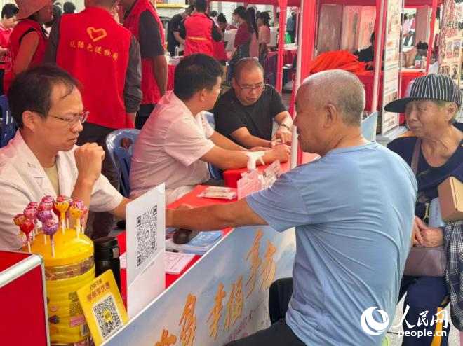 愛心義診現(xiàn)場。人民網(wǎng)記者 張萌攝