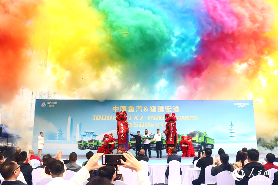 渣土車交車儀式。人民網(wǎng)記者 陳藍(lán)燕攝