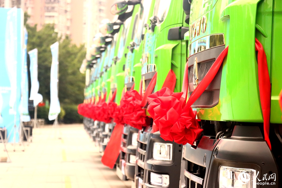 新型渣土車整齊排列。人民網記者 陳藍燕攝