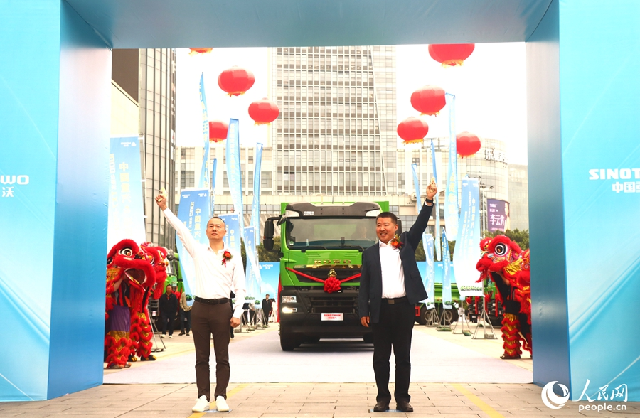 現(xiàn)場鳴槍發(fā)車。人民網記者 陳藍燕攝