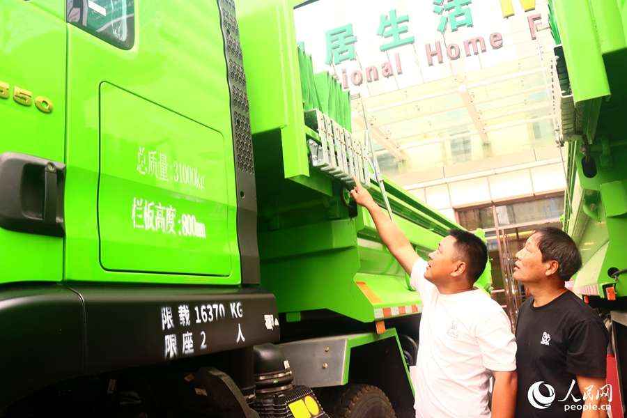 新車引得市民駐足觀摩。人民網記者 陳藍燕攝
