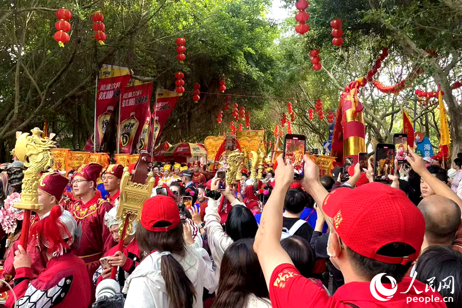 媽祖金身巡安過處，沿途民眾熱情迎接。人民網(wǎng)記者 林盈攝