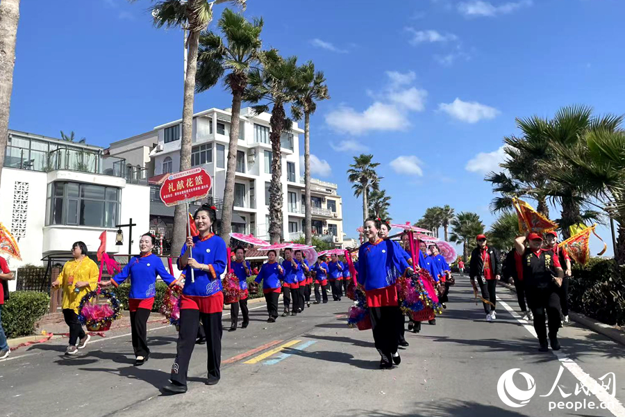 身著湄洲女傳統(tǒng)服飾的禮獻花籃隊伍。人民網(wǎng)記者 林盈攝