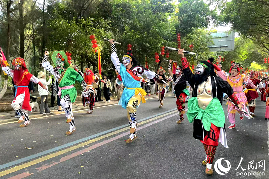 來自潮汕的英歌隊在隊伍前開道。人民網(wǎng)記者 林盈攝