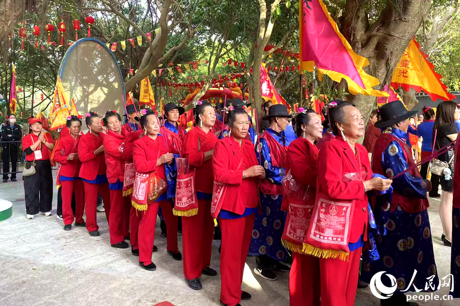 身著特色服飾的敬仰者敬拜媽祖金身。人民網(wǎng)記者 林盈攝