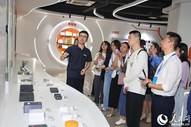 參訪碩橙科技，了解人工智能賦能新型工業(yè)化等。人民網(wǎng)記者 陳博攝