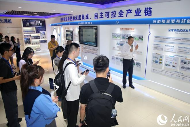 參訪宏發(fā)電聲，了解企業(yè)智轉(zhuǎn)數(shù)改等情況。人民網(wǎng)記者 陳博攝