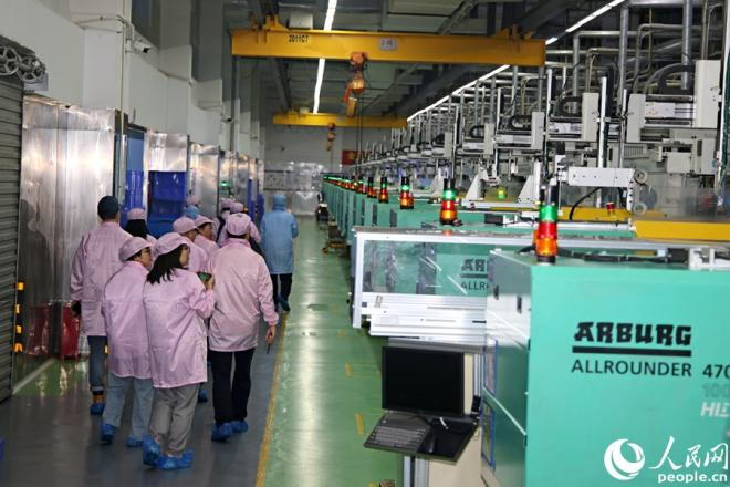 采訪團(tuán)走進(jìn)宏發(fā)電聲注塑車間觀摩自動(dòng)化生產(chǎn)情形。人民網(wǎng)記者 陳博攝