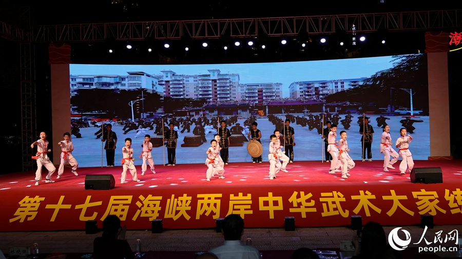 第十七屆海峽兩岸中華武術大家練在漳州市龍文區(qū)舉行。人民網記者 李昌乾攝