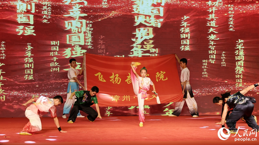 團(tuán)體武術(shù)展演《武動龍文》。人民網(wǎng)記者 李昌乾攝